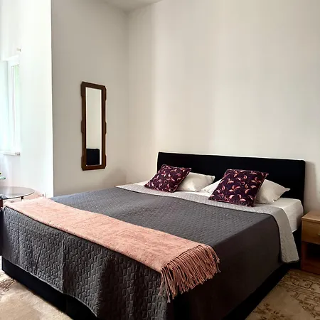 The Place In The Center- Free Parking *